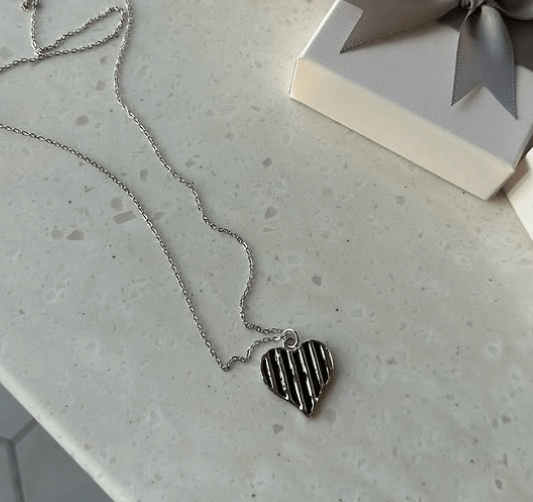 Нерегулярное черное эпоксидное сердце Колье с сердцем Серебро 925 пробы