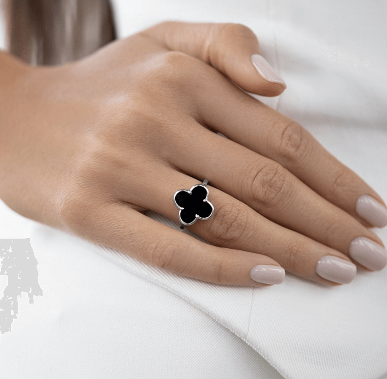 Кольцо из серебра  с черным ониксом  Серебро 925 пробы