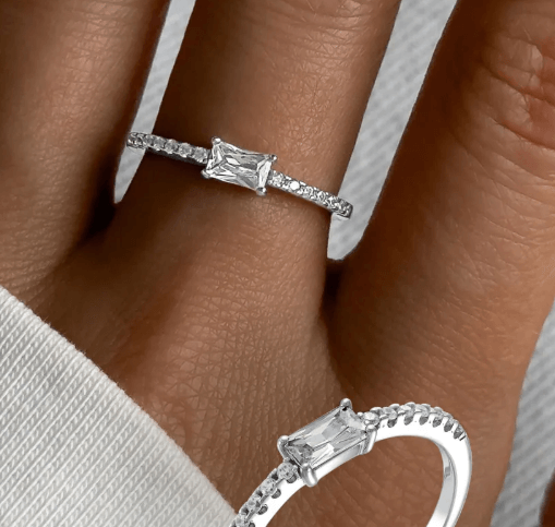 Кольцо  классическое с крупным камнем, кольцо дорожка  Серебро 925 пробы