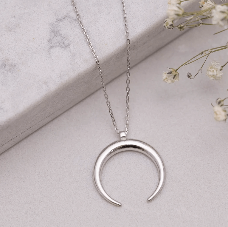 Минималистское ожерелье в виде полумесяца  Серебро 925 пробы