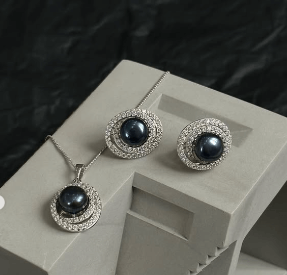 Серьги  с  блестящими камнями и темный жемчуг  Серебро 925 пробы