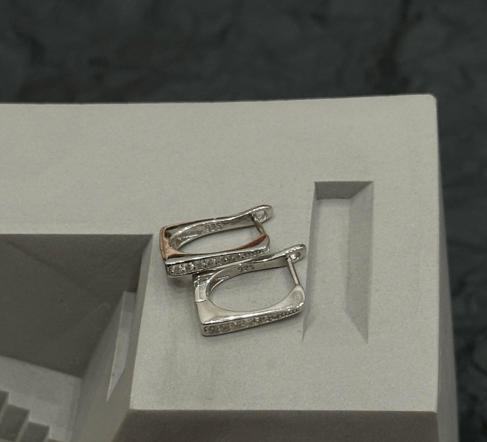 Серьги серебро с стразами простые но идеально подойдет в ваш образ