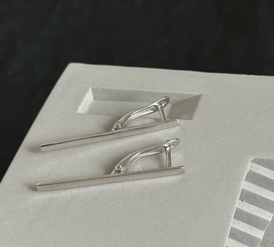 Прекрасно дополнят повседневный образ   Надежный английский замок , родиевое покрытие  Серебро 925 пробы