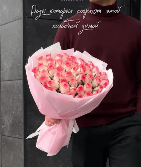 Букет из белых роз с розовой окантовкой 101 шт