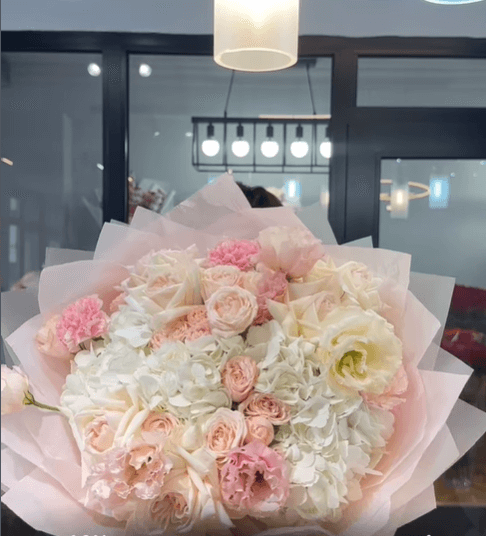 Букет цветов микс в кремово-розовом оттенке