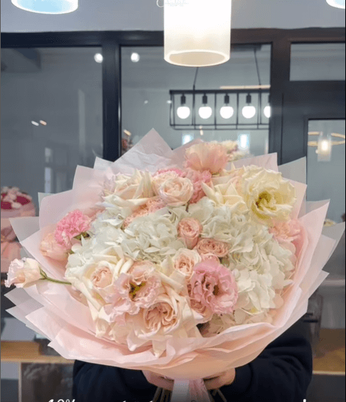 Букет цветов микс в кремово-розовом оттенке