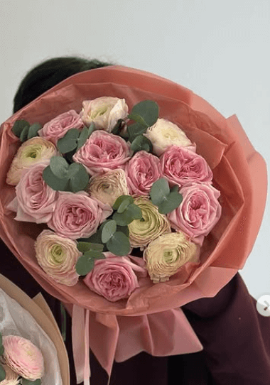 Букет цветов микс в розовом и бледно-желтом оттенке