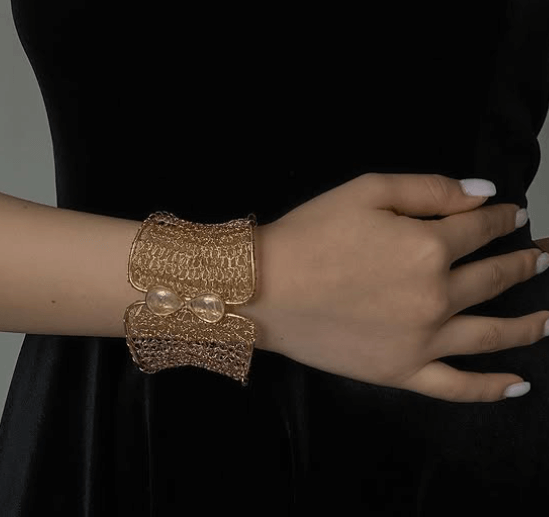 Дизайнерский браслет с лунным камнем завершит ваш образ и добавит интересный акцент