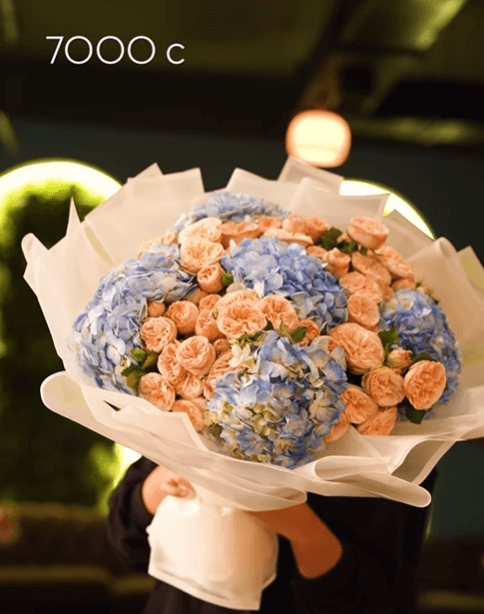 Букет из бело-голубых гортензий и персиковых спрей-роз