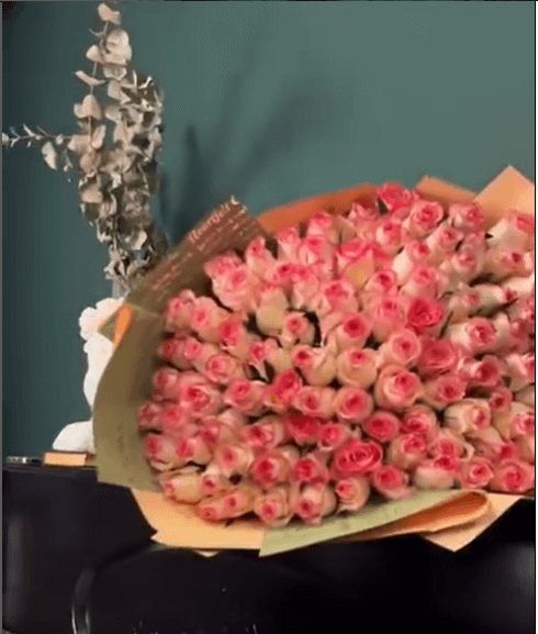 Букеты из роз кремово-белых с розовым ободком 101 шт