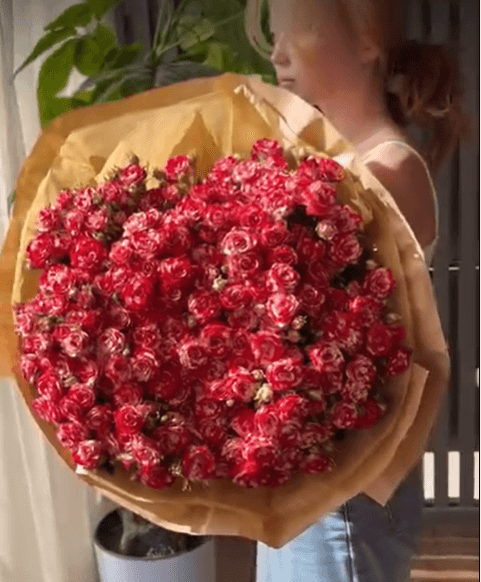 Букет из спрей розы цвет белый с красным ободком