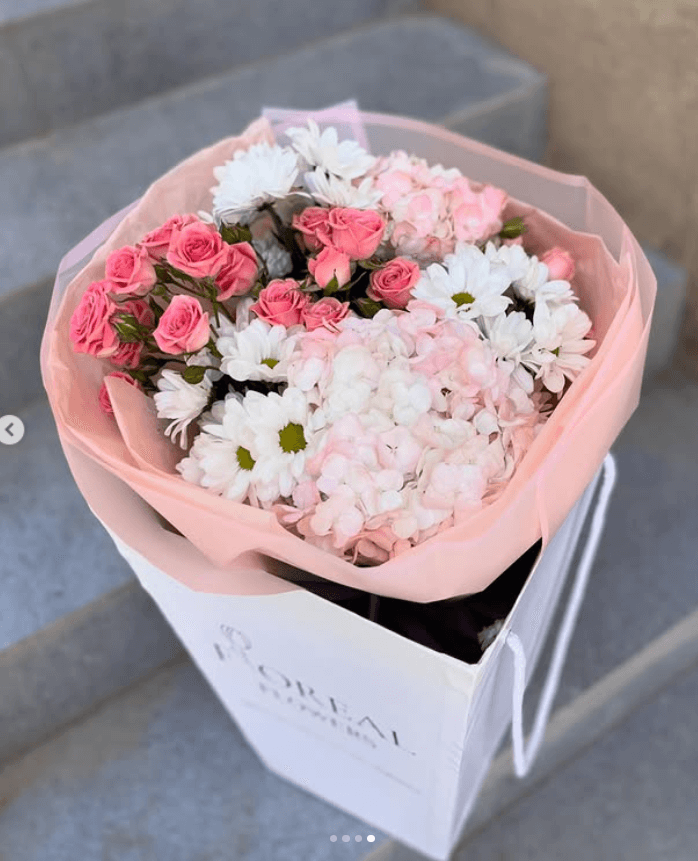 Букет из ромашек, гортензий и кустовых роз в переноске