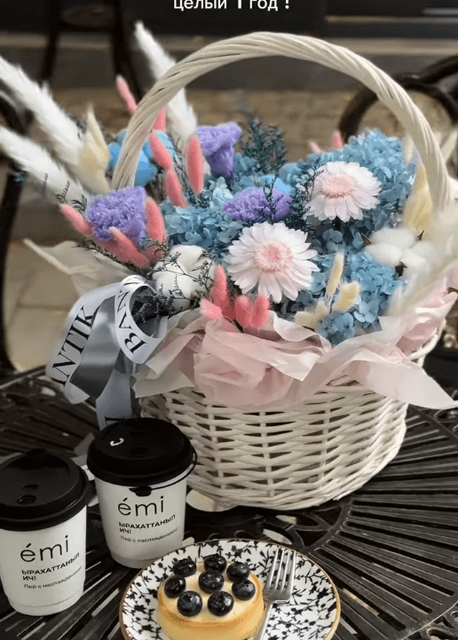 Цветочная композиция из стабилизированных цветов в корзине