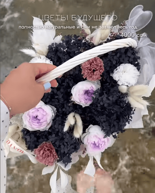 Композиция из пионовидных роз, диантусов, гортензий в корзине