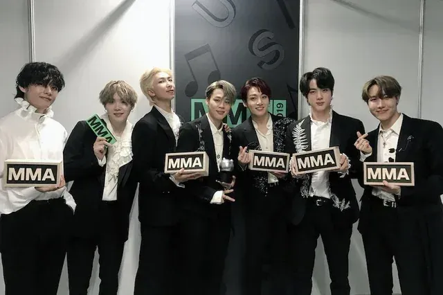 191130-soompi-bts-sweeps-all-4-daesangs-at-melon-music-v0-NZ8KWeV58xpQuOCXm5cy1C3x9Cvwy_xkmMa4lfulzfY.webp