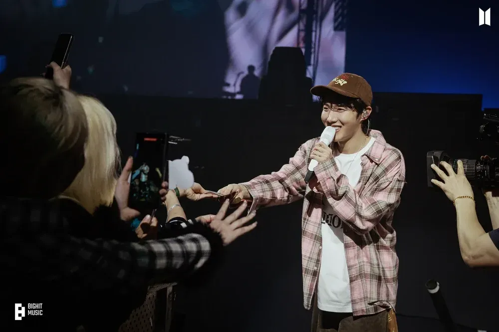 J-hope_HOPE_ON_THE_STAGE_in_SEOUL_Photo_Sketch_(23).webp