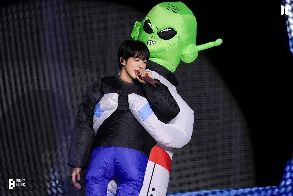 Jin_27_Special_Stage_Photo_Sketch_29.webp