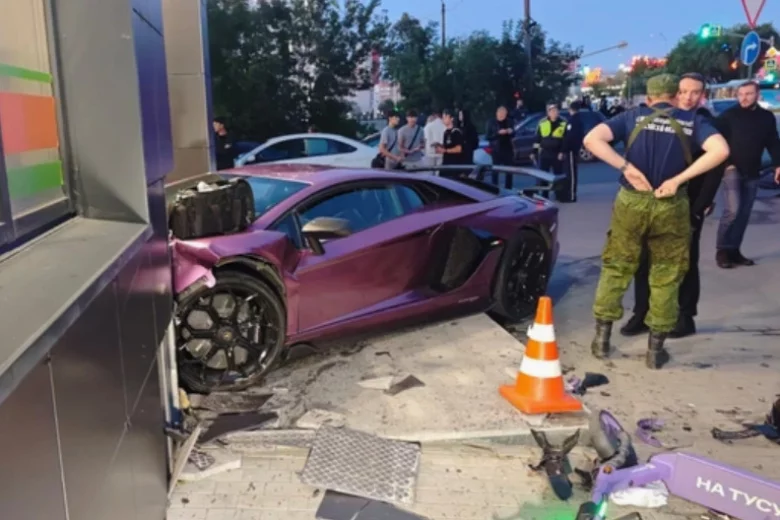 Lamborghini, зарегистрированный на миллиардера Forbes Игоря Алтушкина, протаранил жилой дом и травмировал двух пешеходов