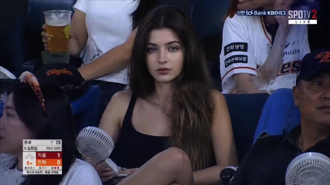 Create the viral Korean baseball broadcast trend with just one selfie, for free, without prompts. A ready-to-use template is available on veongen.ai.