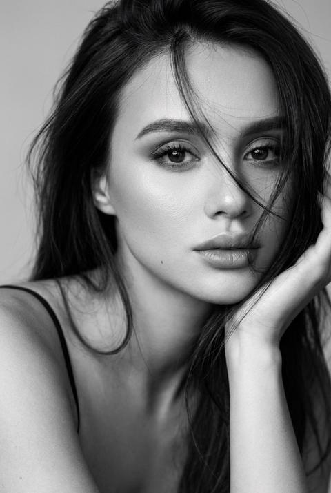 Создайте не меняя черты лица, кинематографический, сверхдетализированный черно-белый портрет в формате 8K, снятый в студии в стиле минимализма интимным крупным планом. Я слегка подаюсь вперед, подбородок мягко опирается на руку, что создает задумчивую и естественную позу. Мои волосы свободно и частично закрывают лицо, а выбившиеся пряди обрамляют глаза и губы в естественном виде. Безупречный макияж. Выражение моего лица безмятежное и задумчивое, а прямой и глубокий взгляд в камеру передает напряженность и молчаливую силу.
Топ на тонких брителях. подчеркивают чистоту и акцентируют внимание на чертах лица, текстуре кожи и природной красоте.
Монохромная
палитра
усиливает
контрасты,
подчеркивая текстуру кожи и тонкую игру света и тени на лице и волосах. Студийное освещение мягкое, но направленное, благодаря чему контуры скул, губ и подбородка вырисовываются с исключительной точностью.
Снимок сделан на полнокадровую зеркальную камеру Canon EOS R5 с разрешением 85 мм f/1.8 Создайте не меняя черты лица, кинематографический, сверхдетализированный черно-белый портрет в формате 8K, снятый в студии в стиле минимализма интимным крупным планом. Я слегка подаюсь вперед, подбородок мягко опирается на руку, что создает задумчивую и естественную позу. Мои волосы свободно и частично закрывают лицо, а выбившиеся пряди обрамляют глаза и губы в естественном виде. Безупречный макияж. Выражение моего лица безмятежное и задумчивое, а прямой и глубокий взгляд в камеру передает напряженность и молчаливую силу.
Топ на тонких брителях. подчеркивают чистоту и акцентируют внимание на чертах лица, текстуре кожи и природной красоте.
Монохромная
палитра
усиливает
контрасты,
подчеркивая текстуру кожи и тонкую игру света и тени на лице и волосах. Студийное освещение мягкое, но направленное, благодаря чему контуры скул, губ и подбородка вырисовываются с исключительной точностью.
Снимок сделан на полнокадровую зеркальную камеру Canon EOS R5 с разрешением 85 мм f/1.8