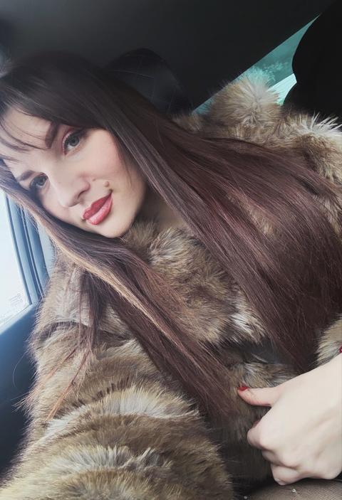 Крупный план женщины в бассейне ночью, мягкое голубое освещение воды. Съёмка сверху. Женщина расслабленно лежит в воде, смотрит в камеру с спокойным выражением. Влажные волосы свободно уложены. Натуральный макияж с выразительными глазами. На ней раздельный купальник с леопардовым принтом, серебряное ожерелье и серьги. На фоне — подсвеченная синяя вода бассейна. Атмосфера спокойная и эстетичная, акцент на свет и портретную красоту.