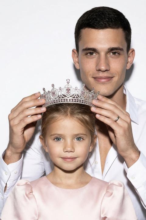 Используйте загруженные референс-фотографии и сохраните черты лица и идентичность точно на 100%. Не изменяйте форму лица, пропорции или выражение.
Цветной студийный портрет, снятый в темноте с мощной прямой вспышкой на камере на фоне чистого белого фона, создающей чёткие блики и глубокие тени.
Крупный портрет мужчины и девочки с фотографии.
Девочка стоит на переднем плане, смотрит в камеру с мягкой, нежной улыбкой. Мужчина стоит немного позади, мягко улыбаясь смотрит прямо в камеру, держа в руках элегантную серебряную корону с нежно-розовыми бриллиантами, которую он аккуратно держит над головой девочки— корона ещё не касается головы.
Мужчина одет в белую рубашку с расстегнутыми верхними пуговицами у воротника.
Девочка одета в роскошное мягкое светло-розовое атласное платье с объёмными рукавами-фонариками и структурированными плечами; видна только верхняя часть.
Ультрареалистичная детализация, кинематографическая вспышечная фотография, элегантная интимная атмосфера.
Формат фото