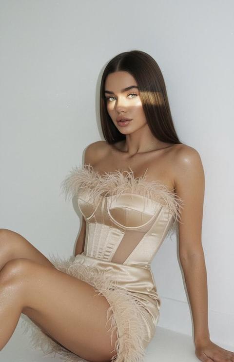 Кинематографический эффект с добавлением зерна
Девушка сидит, облокотившись на белую стену. Она в корсетном мини-платье цвета шампань с перьями сверху и снизу, также цвета шампань. Корсет имеет продольные линии и полупрозрачные вставки, придающие платью лёгкость и элегантность. Ноги в шиммере. Платье без бретелек и рукавов, подчёркивающее её фигуру. Волосы прямые, длинные, блестящие. Губы покрыты блеском, а ресницы — пышные и выразительные. Она сидит, упираясь руками в пол, с лёгким загаром на теле и хайлайтером на щеках. Глаза освещает полоска солнечного света, создающая мягкий акцент на её взгляде.
Не меняй черты лица
Фото чуть сбоку Кинематографический эффект с добавлением зерна
Девушка сидит, облокотившись на белую стену. Она в корсетном мини-платье цвета шампань с перьями сверху и снизу, также цвета шампань. Корсет имеет продольные линии и полупрозрачные вставки, придающие платью лёгкость и элегантность. Ноги в шиммере. Платье без бретелек и рукавов, подчёркивающее её фигуру. Волосы прямые, длинные, блестящие. Губы покрыты блеском, а ресницы — пышные и выразительные. Она сидит, упираясь руками в пол, с лёгким загаром на теле и хайлайтером на щеках. Глаза освещает полоска солнечного света, создающая мягкий акцент на её взгляде.
Не меняй черты лица
Фото чуть сбоку