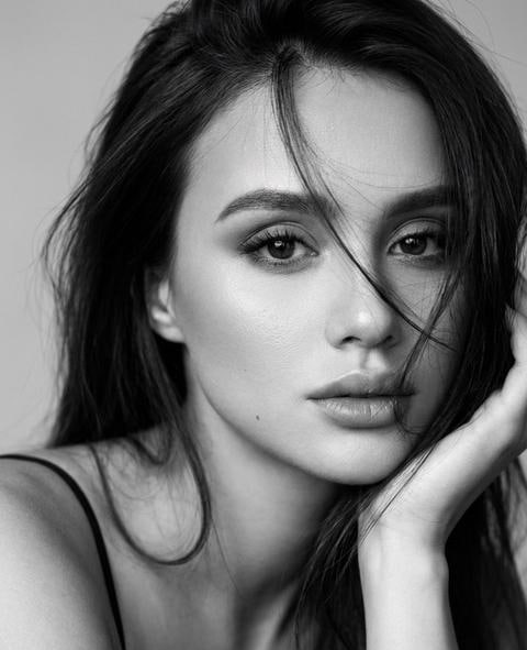 Искусственный интеллект изменил мир фотографии, сделав нейрофотосессии новой реальностью. Узнайте, кто такие нейрофотографы, как стать одним из них, сколько можно заработать и почему VeonGen — ваш ключ к успеху в этой перспективной нише.