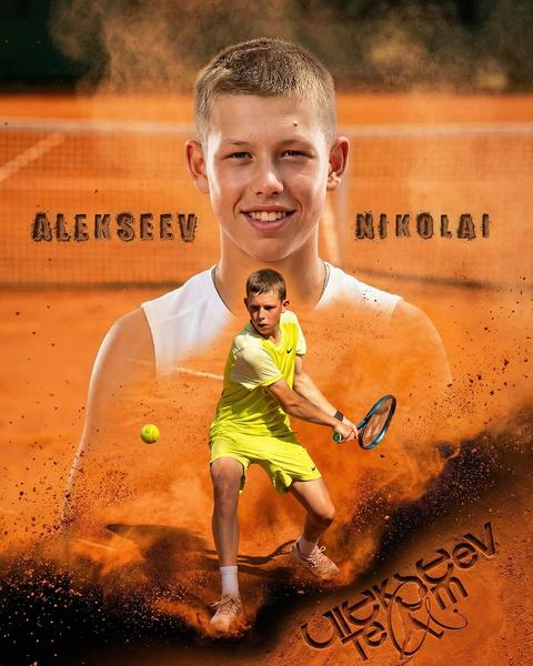 Спортивный кинематографичный постер элитного теннисиста, двойная композиция с эффектом двойной экспозиции.
Задний план (Background):
Большой портрет теннисиста (пол любой) по плечи. Спортсмен смотрит прямо в камеру, лёгкая уверенная улыбка. Мягкий контровой солнечный свет, золотые блики по контуру головы, волос и плеч. Shallow depth of field, размытые трибуны теннисного корта (например, корт с твердым или грунтовым покрытием) и сетка.
Передний план (Foreground):
В полный рост тот же теннисист в динамичной, мощной позе в движении, совершающий удар с отскока или подачу (например, forehand или backhand). Ракетка в руке, удар по теннисному мячу, летящие частицы пыли (особенно если корт грунтовый) и пота. Вокруг него огненные искры и светящиеся частицы, motion sparks, cinematic particles.
Элементы формы и графики:
Форма: Профессиональная теннисная экипировка соревновательного уровня (футболка-поло, шорты или теннисное платье/юбка), текстурированная ткань с логотипами спонсоров (цвета: красный, белый, синий). Все детали формы точно переданы.
По центру сверху кадра крупными буквами спортивным шрифтом с эффектом «выжженного» на грунте текста: {FULLNAME} — фамилия слева от головы, имя справа от головы, симметрично по обе стороны портрета.
В правом нижнем углу — декоративный логотип/монограмма с текстом «team», также с эффектом выжженного оттиска на грунте.
Атмосфера и стиль:
Теннисный корт днем, яркий контровой свет, солнечные блики или flare, драматичный спортивный постер. Оранжево-терракотовая доминанта грунтового корта, взрывы красной пыли по краям кадра, создающие эффект мощи и движения.
Технические детали:
Фотореализм, ультра детализированная кожа лица, текстура теннисной формы, ракетка, теннисный мяч в момент удара, 85mm lens, f1.8, cinematic photography, high contrast, HDR, sharp focus на переднем плане, professional sports advertisement, poster design.
Цветокоррекция:
Теплые золотые хайлайты, глубокие тени, лёгкий teal (бирюзовый) в глубоких тенях, poster layout, sparks, tennis dust, glowing particles, dramatic lighting, high detail, 4k, ultra realistic.
Описание внешности (Skintone block):
Natural light skin tone, fair european skin, светлая естественная кожа без загара, ровный тон лица, clean bright skin, без затемнения, без грязных теней на лице, без оранжевого или коричневого оттенка, realistic skin color, soft daylight on face, well lit face, correct white balance, healthy skin texture, no dark skin, no tan, no oversaturation, no harsh shadows on face.