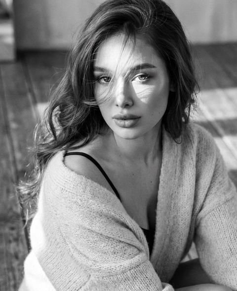 Создай портрет, не меняя черты черты лица. Экстремально крупный план
Чёрно-белое фото.
Девушка позирует как на модной фешн съемке,
Сидит на деревянном полу. На ней чёрный топ на бретельках и сверху накинут свободный пушистый кардиган светлый вязанный. Она расслаблена боком к камере смотрит в камеру. Волосы с легкой волной частично падают на лицо прядями.
Макияж безупречный. Светит солнце освещая часть лица глаза. Кинематографический эффект с добавлением зерна, 8К , реализм Создай портрет, не меняя черты черты лица. Экстремально крупный план
Чёрно-белое фото.
Девушка позирует как на модной фешн съемке,
Сидит на деревянном полу. На ней чёрный топ на бретельках и сверху накинут свободный пушистый кардиган светлый вязанный. Она расслаблена боком к камере смотрит в камеру. Волосы с легкой волной частично падают на лицо прядями.
Макияж безупречный. Светит солнце освещая часть лица глаза. Кинематографический эффект с добавлением зерна, 8К , реализм