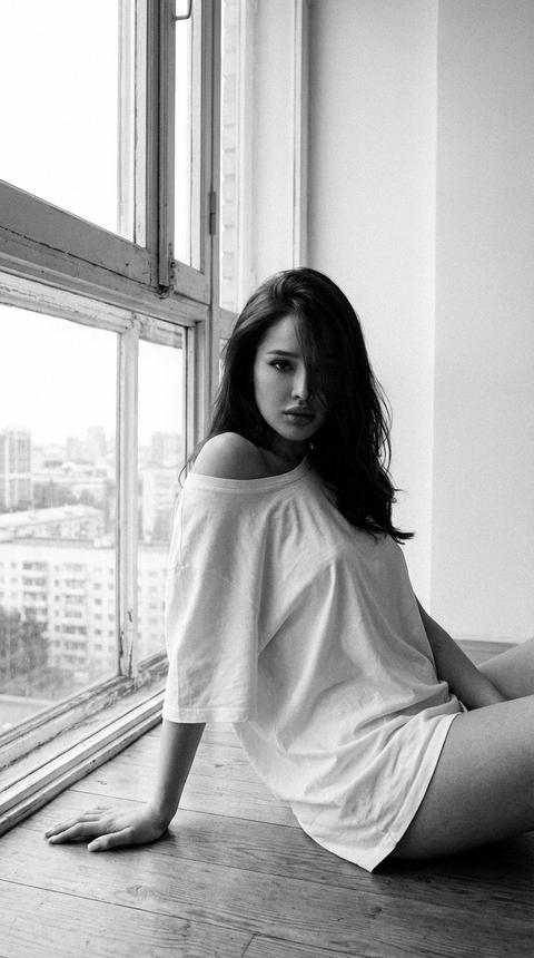 Не меняй черты лица
Это черно-белое фото с кинематографическим эффектом и добавлением зерна. На переднем плане изображена девушка с волосами, которые частично падают на лицо. Она сидит на полу, облокотившись слегка на одну руку. На ней белая футболка оверсайз, плечо открытое
На фоне окно большое панарамное со старой рамой белой
Она смотрит в камеру, с загадочным взглядом
Фон нейтральный, простая белая стена, окно за окном город
Не меняй черты лица Не меняй черты лица
Это черно-белое фото с кинематографическим эффектом и добавлением зерна. На переднем плане изображена девушка с волосами, которые частично падают на лицо. Она сидит на полу, облокотившись слегка на одну руку. На ней белая футболка оверсайз, плечо открытое
На фоне окно большое панарамное со старой рамой белой
Она смотрит в камеру, с загадочным взглядом
Фон нейтральный, простая белая стена, окно за окном город
Не меняй черты лица