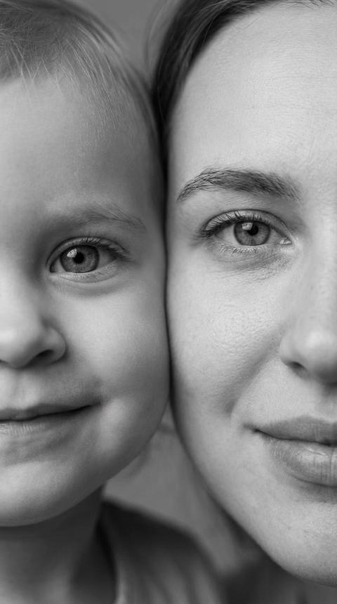 Сверхреалистичная черно-белая фотография 8K женщины и маленького ребенка 2 года .
снятая очень крупным планом, щека к щеке так что видны только правая половина лица женщины и левая половина лица ребенка. которые смотрят в камеру. Их лица расположены рядом, почти соприкасаясь, образуя идеально сбалансированную симметричную композицию.
Каждая деталь передана с фотографической точностью: тонкая текстура кожи и плавные градиенты света и тени. Видимая половина женщины включает ее бровь, один глаз, часть ее носа, щеку и губы, слегка приоткрытые в нежной, естественной улыбке, Видимая половина ребенка включает один глаз, круглую мягкую щеку, часть носа и небольшую улыбку, Фон нейтральный и слегка размытый, что подчеркивает эмоциональную близость между ними.
Освещение мягкое и рассеянное, создает деликатный контраст и тональную глубину. На снимке запечатлены нежность, близость и связь между матерью и ребенком, запечатленные с потрясающей реалистичностью и глубиной резкости.
сохрани черты лица обоих с загруженных фото не меняя мимику.