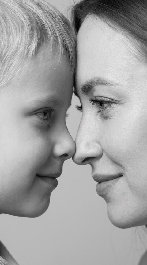 сверхкрупный план мамы и малыша, их лица очень близко друг к другу, носы мягко касаются, носик мамы на заднем плане, малыша на переднем. Мама и малыш немного соприкасаются любами. Мама находится справа, малыш слева. Они смотрят друг другу в глаза, выражение естественное и тёплое. У малыша лёгкая
дружелюбная улыбка, у мамы мягкая спокойная полуулыбка без видимых зубов. Кожа и мимика реалистичные, без чрезмерного сглаживания.
Фон однотонный светлый, нейтральный и чистый. Композиция и перспектива: экстремальный крупный план, лица занимают большую часть кадра; почти фронтальный ракурс с лёгким боковым поворотом. Акцент на глазах, линии носов и эмоциональном контакте. Композиция естественная, живая, без строгой симметрии.
Свет и атмосфера: мягкий рассеянный студийный свет, мягкие полутона, тонкая текстура кожи. Атмосфера нежная, спокойная, передающая близость и тепло.
Стиль съёмки: чёрно-белая профессиональная семейная студийная фотография, минималистичный и эмоциональный портрет.
Камера и качество: снято на Canon EOS R5 +
Canon RF 50mm f/1.2L, полный кадр; высокая
детализация глаз и ресниц, мягкое боке, широкий динамический диапазон. Качество: 8K,ultra-detailed, natural skin texture, high-end studio portrait.
Негативный промпт: неестественные
пропорции, ИИ-артефакты, чрезмерная
гладкость кожи, пластиковый эффект, искажённая мимика шум жёсткие тени сверхкрупный план мамы и малыша, их лица очень близко друг к другу, носы мягко касаются, носик мамы на заднем плане, малыша на переднем. Мама и малыш немного соприкасаются любами. Мама находится справа, малыш слева. Они смотрят друг другу в глаза, выражение естественное и тёплое. У малыша лёгкая
дружелюбная улыбка, у мамы мягкая спокойная полуулыбка без видимых зубов. Кожа и мимика реалистичные, без чрезмерного сглаживания.
Фон однотонный светлый, нейтральный и чистый. Композиция и перспектива: экстремальный крупный план, лица занимают большую часть кадра; почти фронтальный ракурс с лёгким боковым поворотом. Акцент на глазах, линии носов и эмоциональном контакте. Композиция естественная, живая, без строгой симметрии.
Свет и атмосфера: мягкий рассеянный студийный свет, мягкие полутона, тонкая текстура кожи. Атмосфера нежная, спокойная, передающая близость и тепло.
Стиль съёмки: чёрно-белая профессиональная семейная студийная фотография, минималистичный и эмоциональный портрет.
Камера и качество: снято на Canon EOS R5 +
Canon RF 50mm f/1.2L, полный кадр; высокая
детализация глаз и ресниц, мягкое боке, широкий динамический диапазон. Качество: 8K,ultra-detailed, natural skin texture, high-end studio portrait.
Негативный промпт: неестественные
пропорции, ИИ-артефакты, чрезмерная
гладкость кожи, пластиковый эффект, искажённая мимика шум жёсткие тени