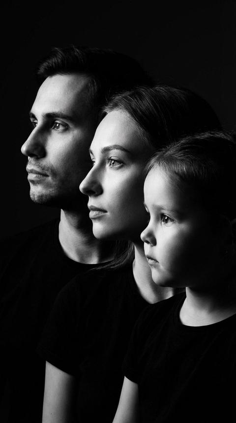 Создай изображение не меняя черты лиц студийный портрет семьи
Эти лица расположены в профиль, смотрят влево. Лица накладываются (заходят) друг на друга, создавая эффект многослойности: мужчина находится на заднем плане (слева), следом женщина, потом ребенок. Каждое лицо немного смещено вниз относительно предыдущего, создавая динамичный вертикальный ритм. драматичное студийное освещение.Единственный, направленный, узкий источник света, который ярко освещает только ближнюю к нам половину лиц, подчеркивая их контуры и черты.непроглядные тени на фоне и на обращенной от нас стороне лиц, что создает высокий контраст и ощущение объема. черно-белое фото.черные рубашки, сосредоточенные, выражения лиц. Взгляды смотрят вдаль. черный студийный фон. Глубокая резкость, все два лица должны быть одинаково четкими и детализированными. Не изменяй в лицах ничего. Создай изображение не меняя черты лиц студийный портрет семьи
Эти лица расположены в профиль, смотрят влево. Лица накладываются (заходят) друг на друга, создавая эффект многослойности: мужчина находится на заднем плане (слева), следом женщина, потом ребенок. Каждое лицо немного смещено вниз относительно предыдущего, создавая динамичный вертикальный ритм. драматичное студийное освещение.Единственный, направленный, узкий источник света, который ярко освещает только ближнюю к нам половину лиц, подчеркивая их контуры и черты.непроглядные тени на фоне и на обращенной от нас стороне лиц, что создает высокий контраст и ощущение объема. черно-белое фото.черные рубашки, сосредоточенные, выражения лиц. Взгляды смотрят вдаль. черный студийный фон. Глубокая резкость, все два лица должны быть одинаково четкими и детализированными. Не изменяй в лицах ничего.