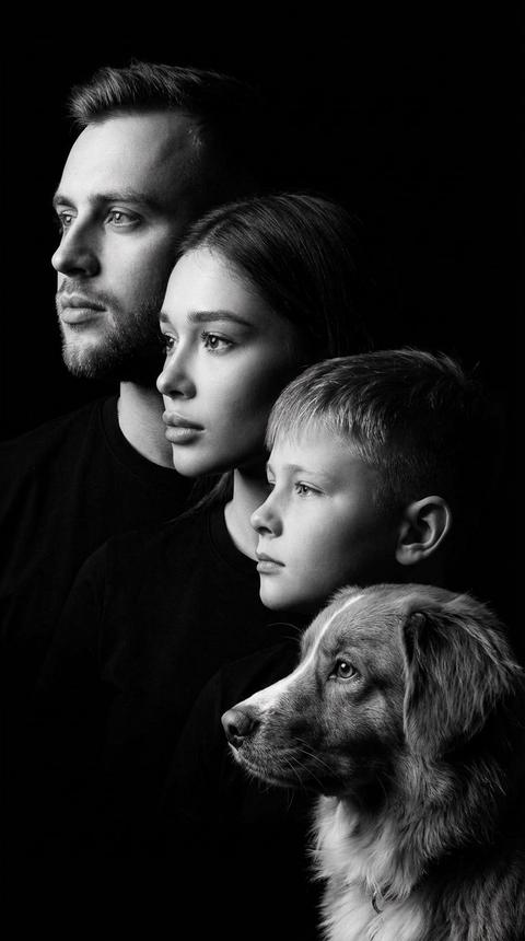 Создай изображение не меняя черты лиц студийный портрет семьи.
Эти лица расположены в профиль, смотрят влево. Лица накладываются (заходят) друг на друга, создавая эффект многослойности: мужчина находится на заднем плане (слева), следом женщина, потом дети и питомцы. Каждое лицо немного смещено вниз относительно предыдущего, создавая динамичный вертикальный ритм. драматичное студийное освещение.Единственный, направленный, узкий источник света, который ярко освещает только ближнюю к нам половину лиц, подчеркивая их контуры и черты.непроглядные тени на фоне и на обращенной от нас стороне лиц, что создает высокий контраст и ощущение объема. черно-белое фото.черные рубашки, сосредоточенные, выражения лиц. Взгляды смотрят вдаль. черный студийный фон. Глубокая резкость, все два лица должны быть одинаково четкими и детализированными. Не изменяй в лицах ничего. Создай изображение не меняя черты лиц студийный портрет семьи.
Эти лица расположены в профиль, смотрят влево. Лица накладываются (заходят) друг на друга, создавая эффект многослойности: мужчина находится на заднем плане (слева), следом женщина, потом дети и питомцы. Каждое лицо немного смещено вниз относительно предыдущего, создавая динамичный вертикальный ритм. драматичное студийное освещение.Единственный, направленный, узкий источник света, который ярко освещает только ближнюю к нам половину лиц, подчеркивая их контуры и черты.непроглядные тени на фоне и на обращенной от нас стороне лиц, что создает высокий контраст и ощущение объема. черно-белое фото.черные рубашки, сосредоточенные, выражения лиц. Взгляды смотрят вдаль. черный студийный фон. Глубокая резкость, все два лица должны быть одинаково четкими и детализированными. Не изменяй в лицах ничего.