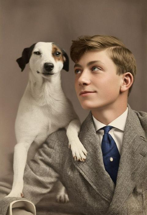 Сделайте так, чтобы это фото выглядело, как будто оно было снято сегодня, с хорошим качеством и цветами. Оставьте лица прежними, восстановите старое фото. Сделайте цвета исторически правильными. Удалите царапины и пятна.