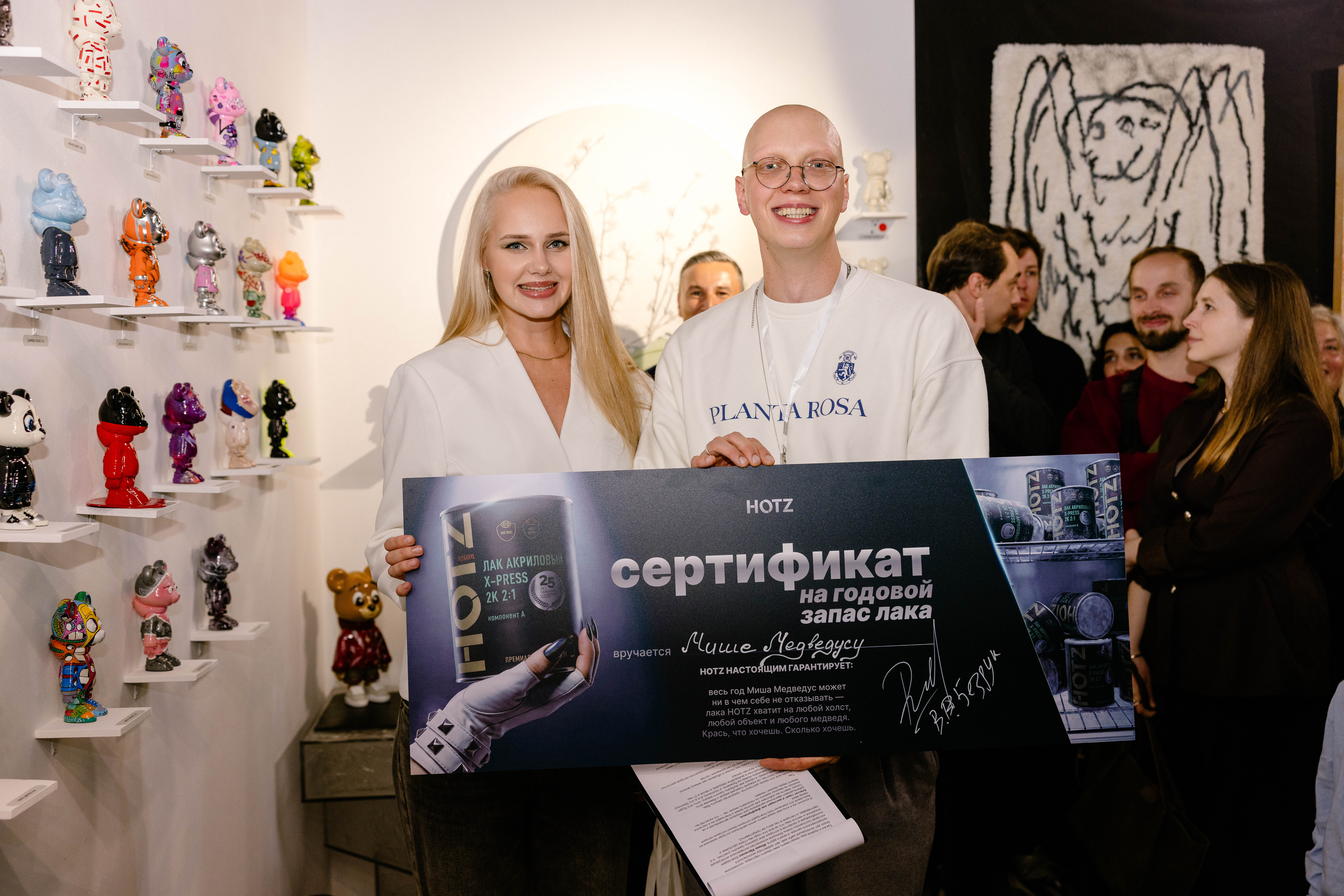 Наш менеджер по работе с инфлюенсерами вручает Медведусу сертификат на годовой запас лака HOTZ