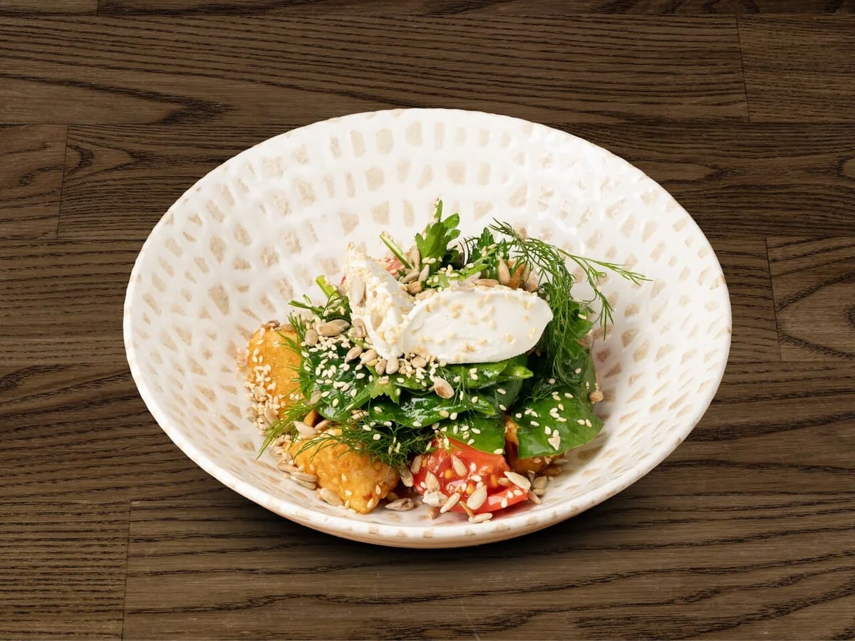 Салат с хрустящим баклажаном и мягким сыром