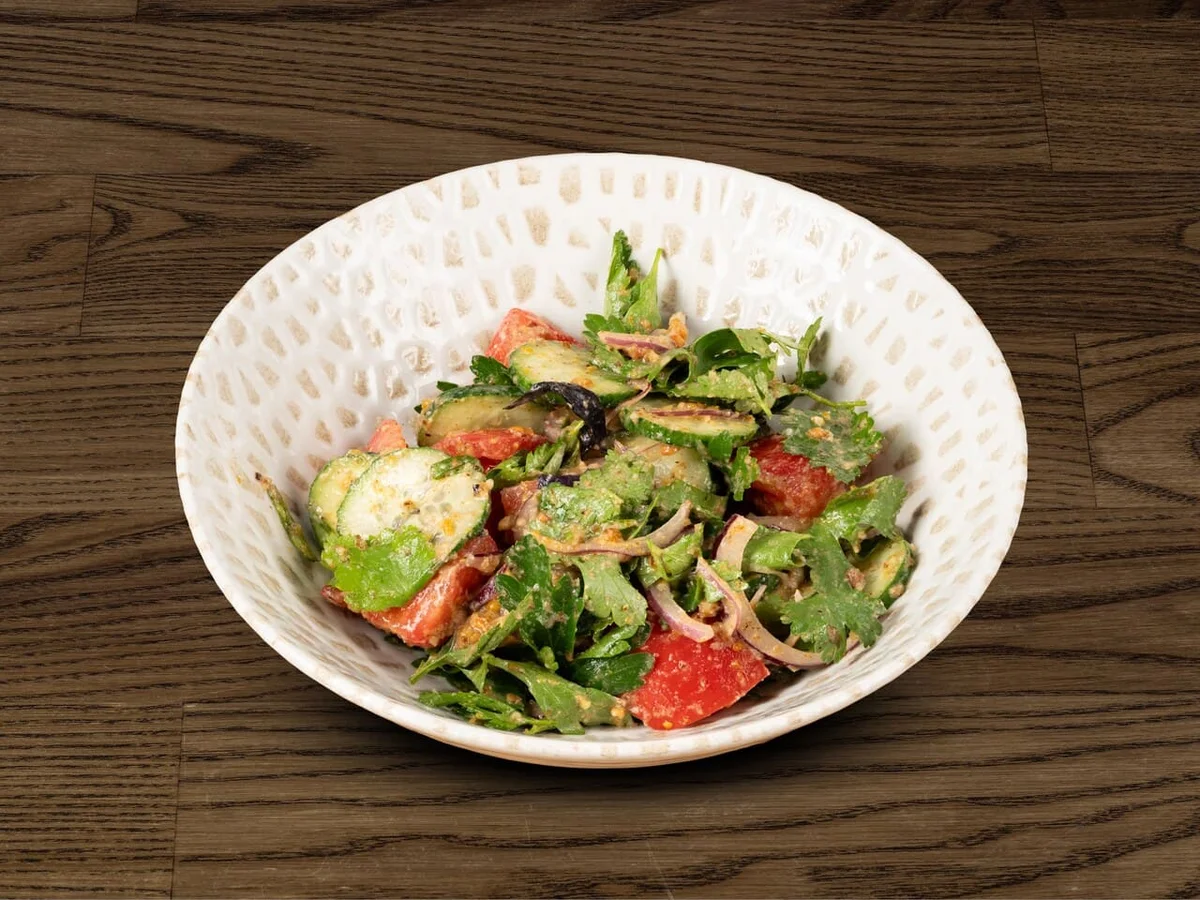 Салат овощной по грузински с ореховым соусом