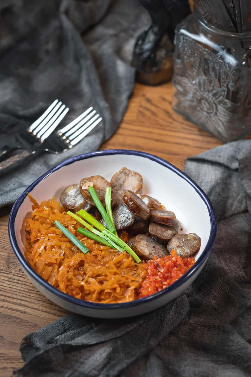 Домашняя колбаса с тушенной капустой