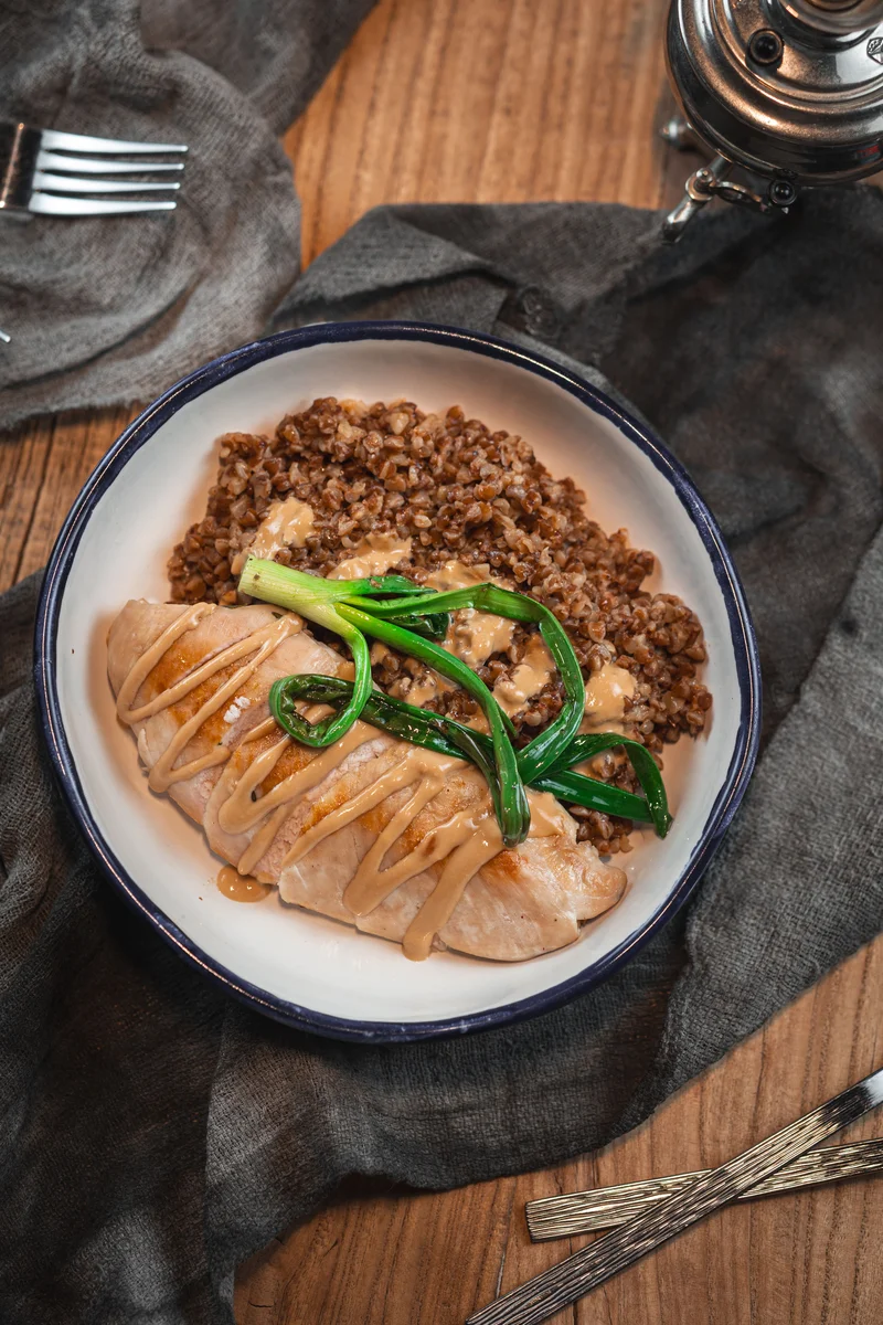 Куриное филе с гречкой и квасом