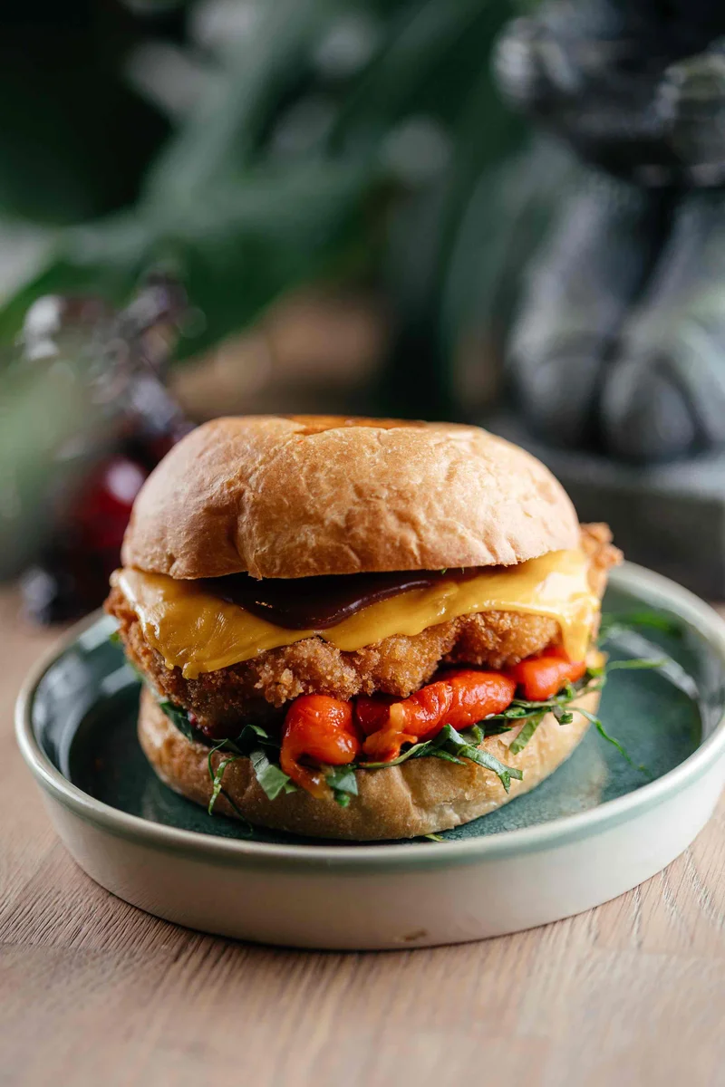 Бургер с цыпленком кацу