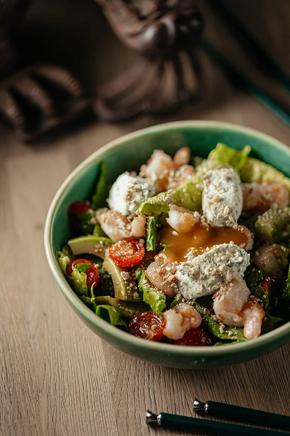 Салат с креветками и соусом манго-чили