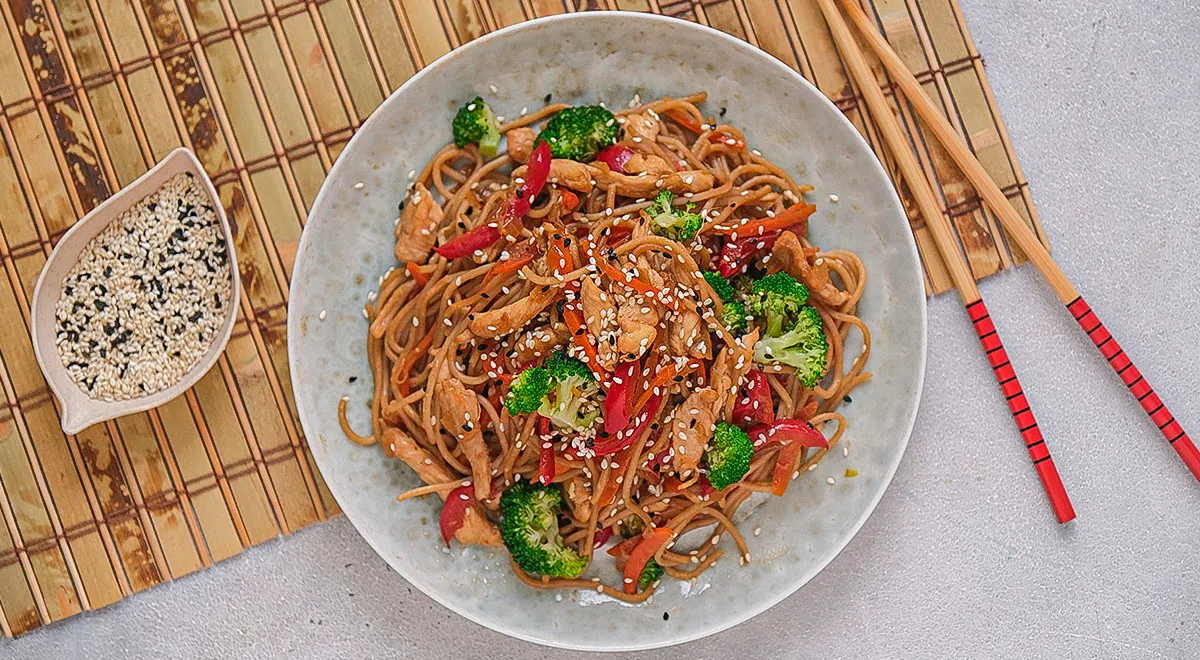 Чоу-мейн с курицей и овощами