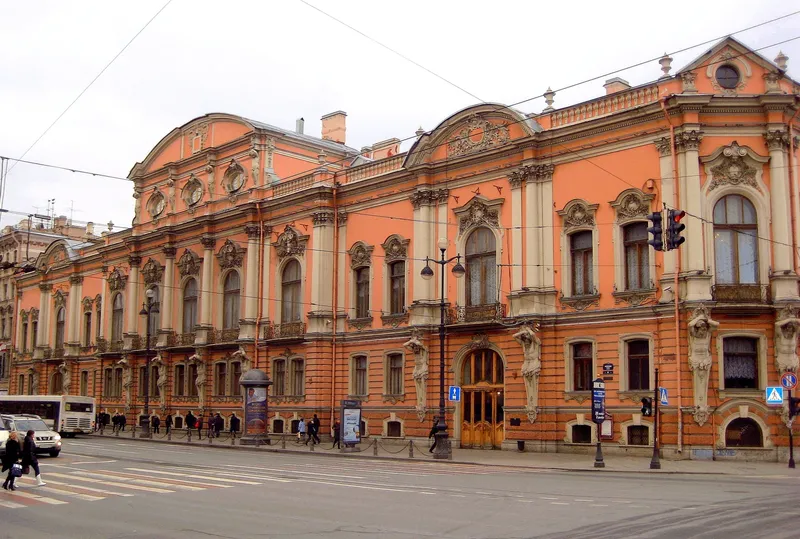Фасад дворца Белосельских-Белозерских, где работает музей РетроФармаМед