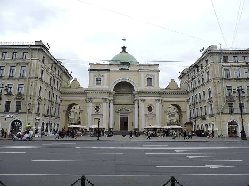 Фасад базилики Святой Екатерины на Невском проспекте в Петербурге