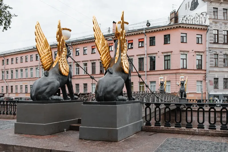 Скульптуры грифонов на Банковском мосту в СПб