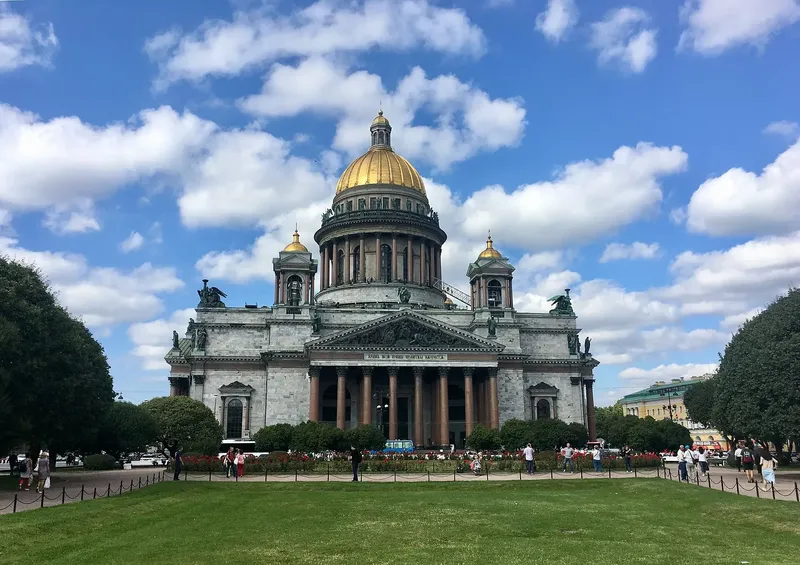 Исаакиевский собор с золотым куполом на Исаакиевской площади в Санкт-Петербурге