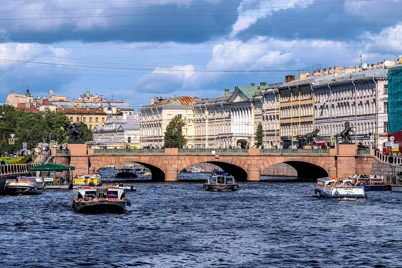 Панорамный вид на Аничков мост через реку Фонтанку в Санкт-Петербурге