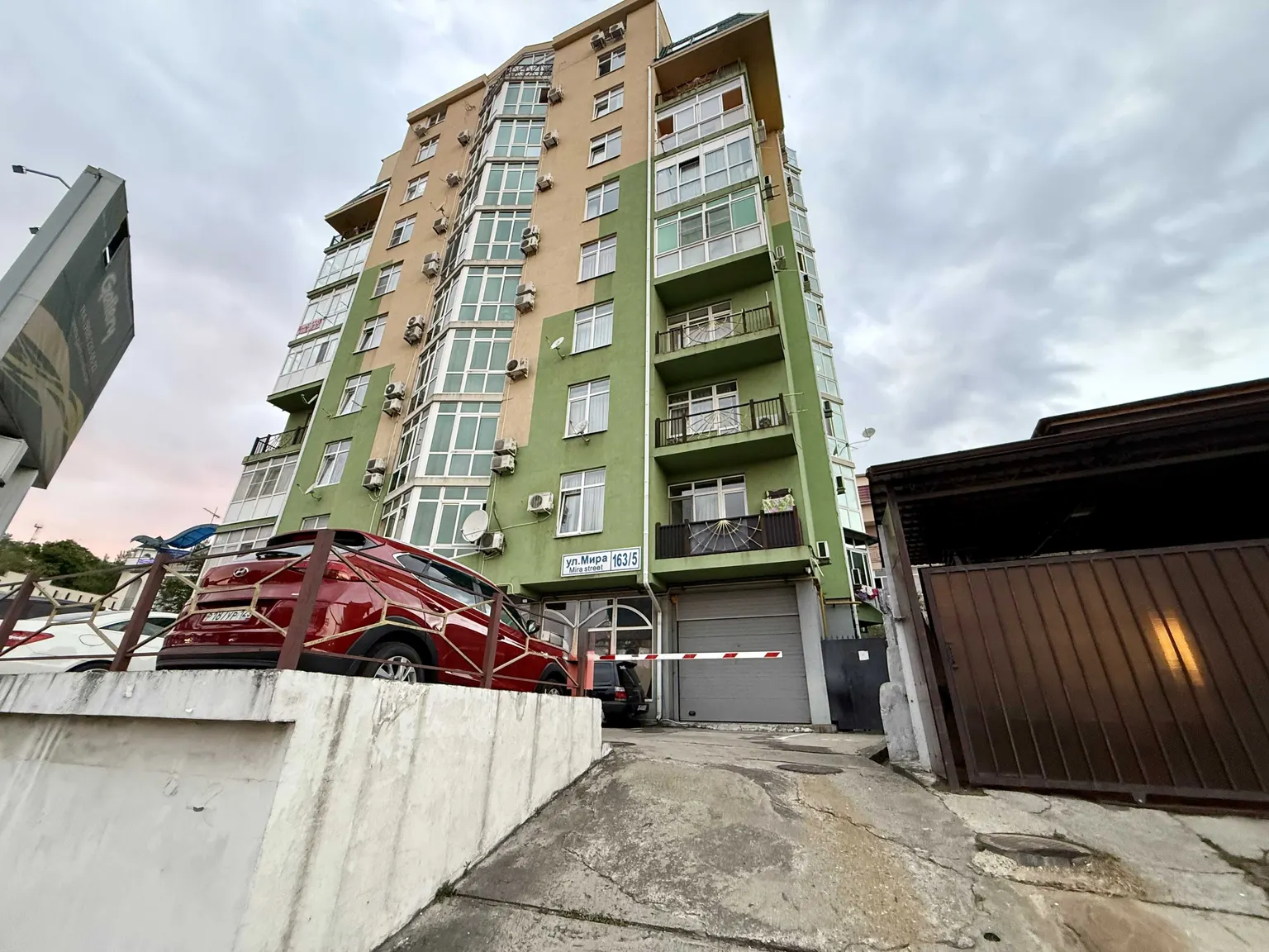 Продажа двух коммерческих блоков 300 м². 1-й этаж. Район аэропорта,